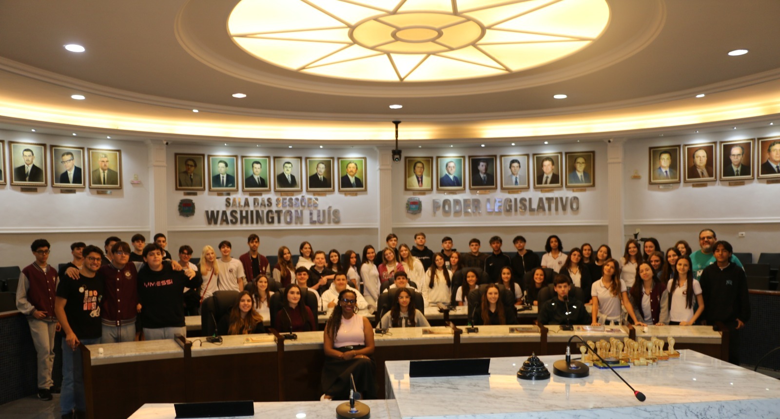 Alunos do Colegião visitam a Câmara; Taise Braz e Gleison Begalli orientam sobre o cotidiano dos vereadores