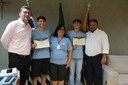 Marcos Crippa e Gleison Begalli entregam Moções para atletas da natação de Catanduva