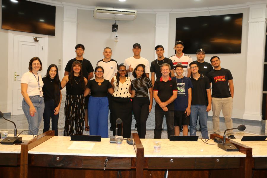 TOUR PELA CÂMARA: Vereadora Taise Braz recebe alunos do SENAC Catanduva