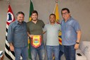 Vereadores Marcos Crippa e Manoel Gol de Ouro recebem o nadador catanduvense Thiago Colombo Bertoncello Vereadores Marcos Crippa e Manoel Gol de Ouro recebem o nadador catanduvense Thiago Colombo Bertoncello